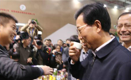 浙江省委副書記王輝忠在省農(nóng)業(yè)廳史濟(jì)錫等領(lǐng)導(dǎo)陪同下親臨玉環(huán)火山茶展區(qū)品鑒火山茶。