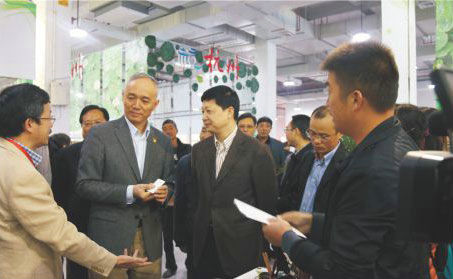 原浙江省常務(wù)副省長(zhǎng)蔡奇在臺(tái)州市委書記吳蔚榮和市長(zhǎng)張兵等領(lǐng)導(dǎo)陪同下詳細(xì)了解玉環(huán)火山茶發(fā)展情況。